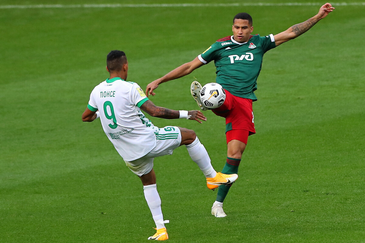  "Локомотив" потерпел второе подряд поражение в чемпионате России, уступив дома "Ахмату" - 2:3.