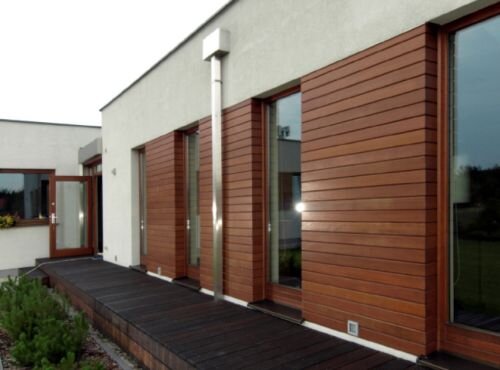   Все чаще можно увидеть проекты частных жилых домов, фасад которых частично или полностью облицован деревянными рейками, закрепленными с небольшим зазором относительно друг друга.-11