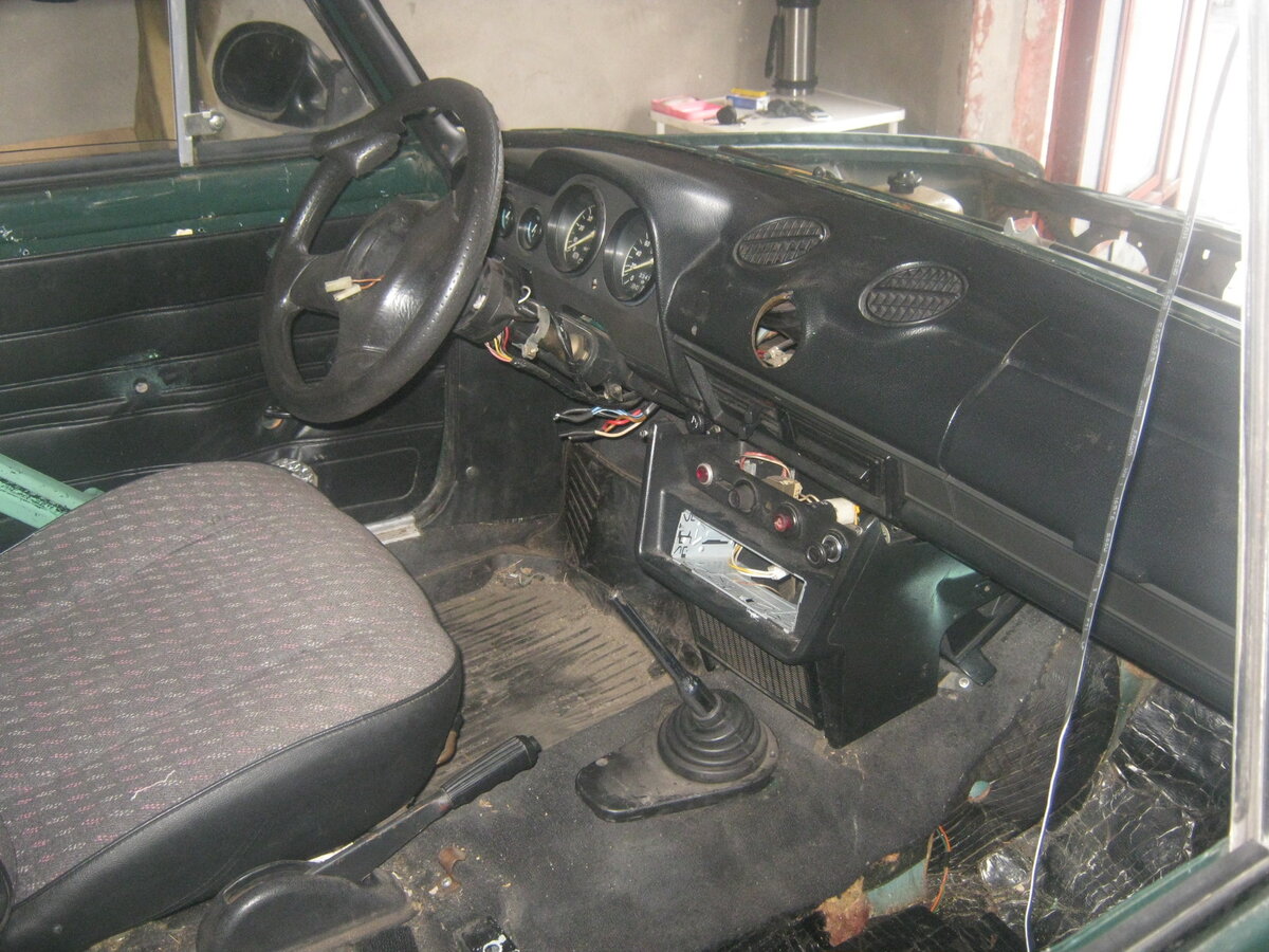 салон моей первой ВАЗ 2106 в разборе