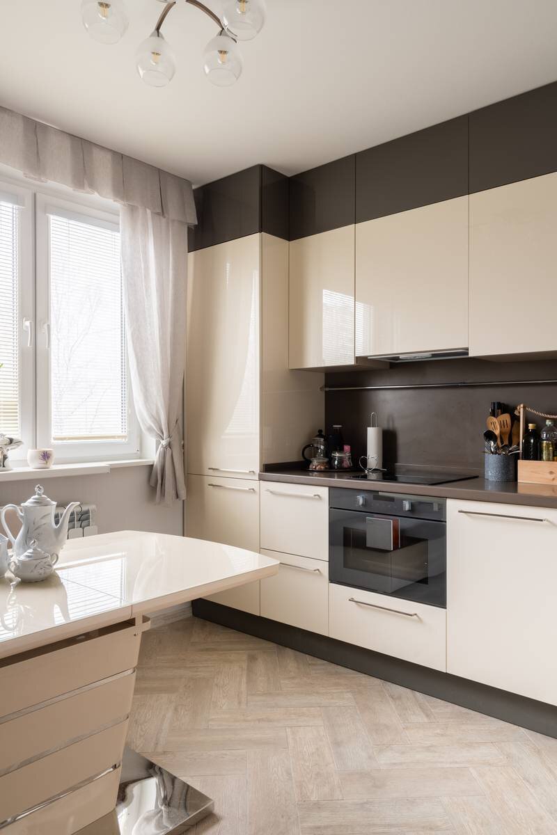 2 цвета в кухне - это всегда выглядит здорово и даёт больше творчества для декорирования