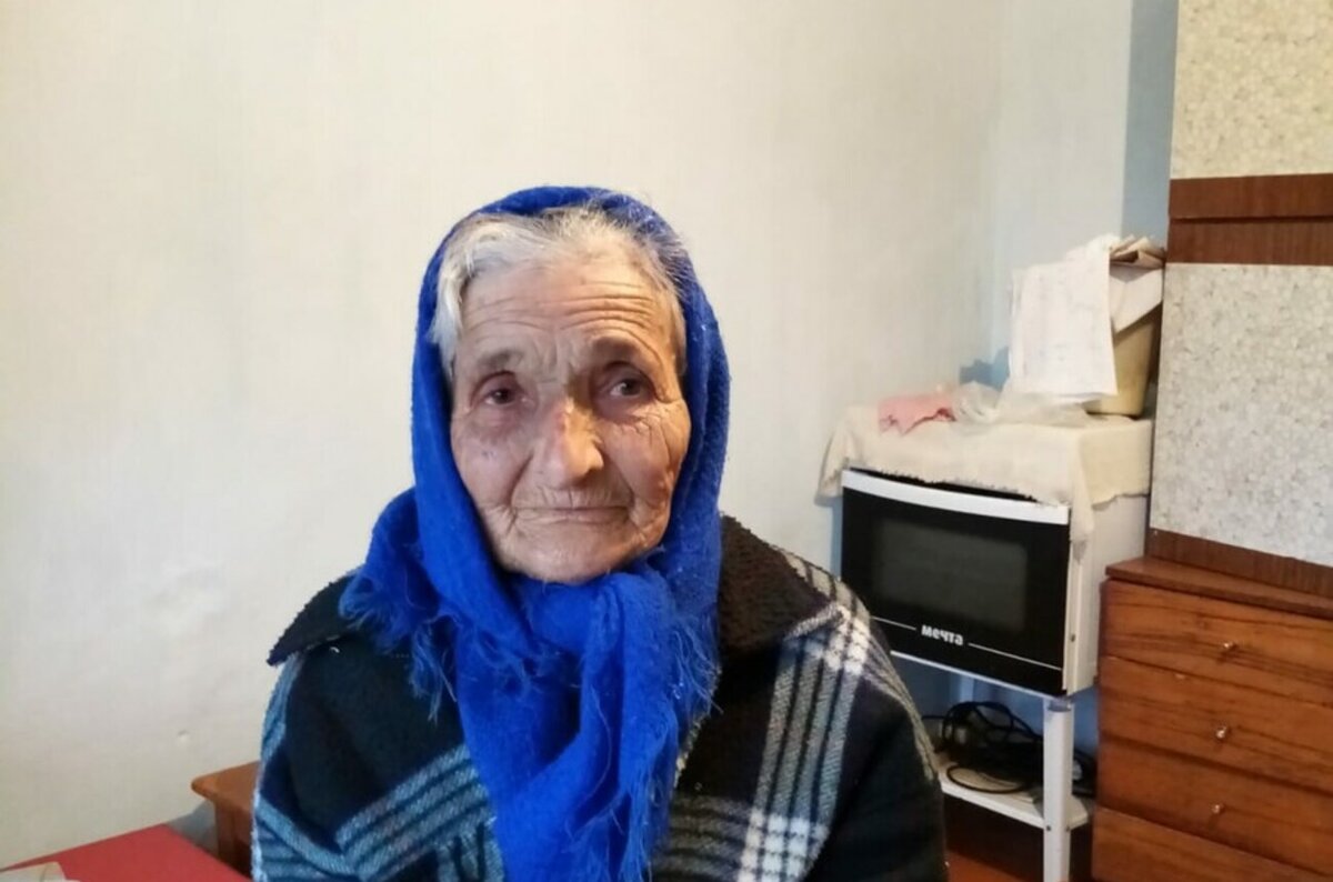 Видео бабка рассказывает. Видео бабка рассказывает. Бабульки рассказывают анекдот в больнице. Бабка жжет. Интервью с бабушкой.