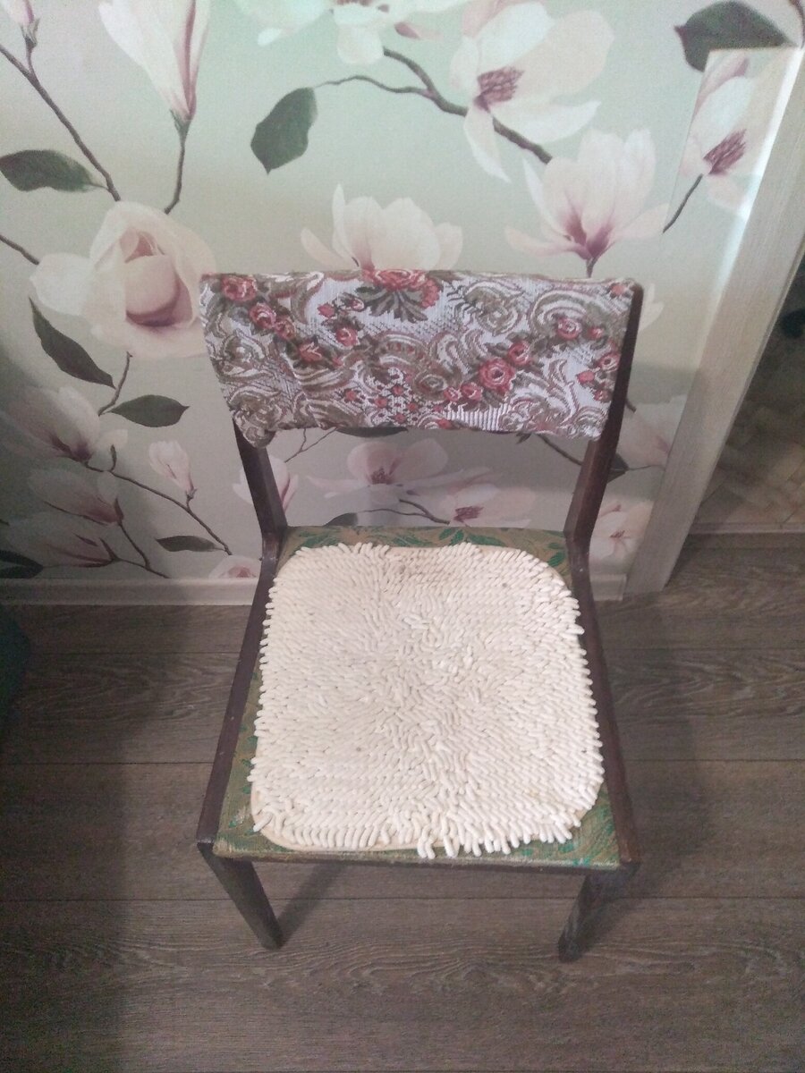 Стул, которому уже очень много лет