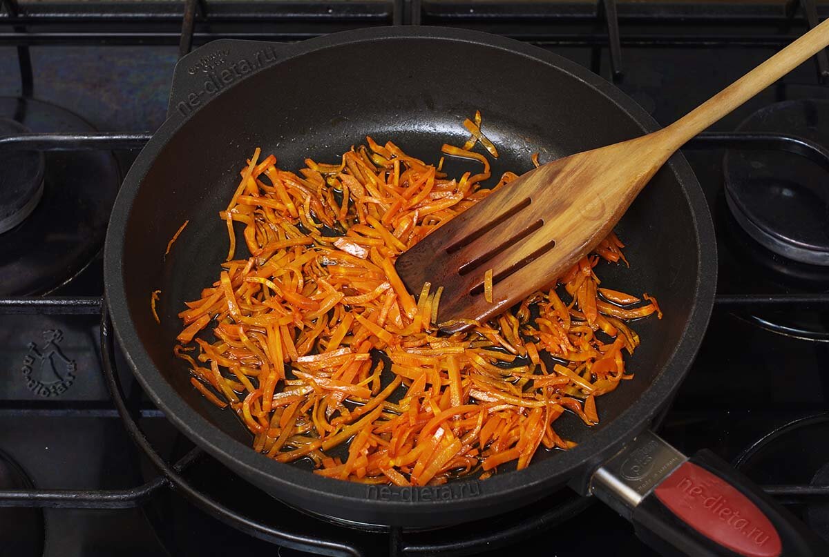 Овощи с томатной пастой на сковороде. Пассированные овощи. Пассировка лук морковь. Обжаренная морковь.