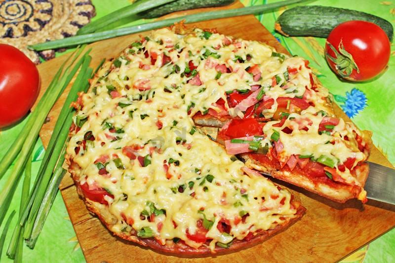 Ингридиенты на 6 порций:   Для теста:

Кефир - 1 стакан
Сода - 1 ч. л.
Яйца - 1 шт.
Соль - 0,5 ч.л.
Мука - 1 стакан

Для начинки:

Томатная паста - 1 ст.л.
Помидор - 1 шт.
Вареная колбаса - 1 шт.
Зеленый лук - по вкусу
Твердый сыр - 100 гр.

Для жарения:

Растительное масло - 3 ст.л.

