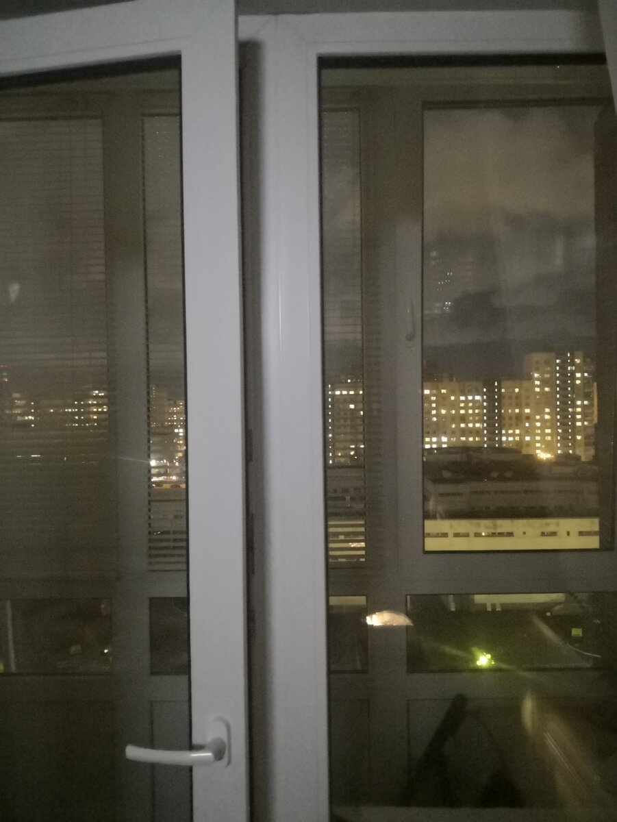 Темнота делает лоджию мертвой и бесполезной .