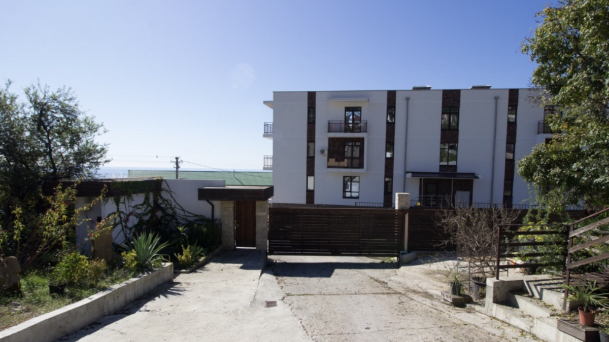 Въезд в закрытый поселок