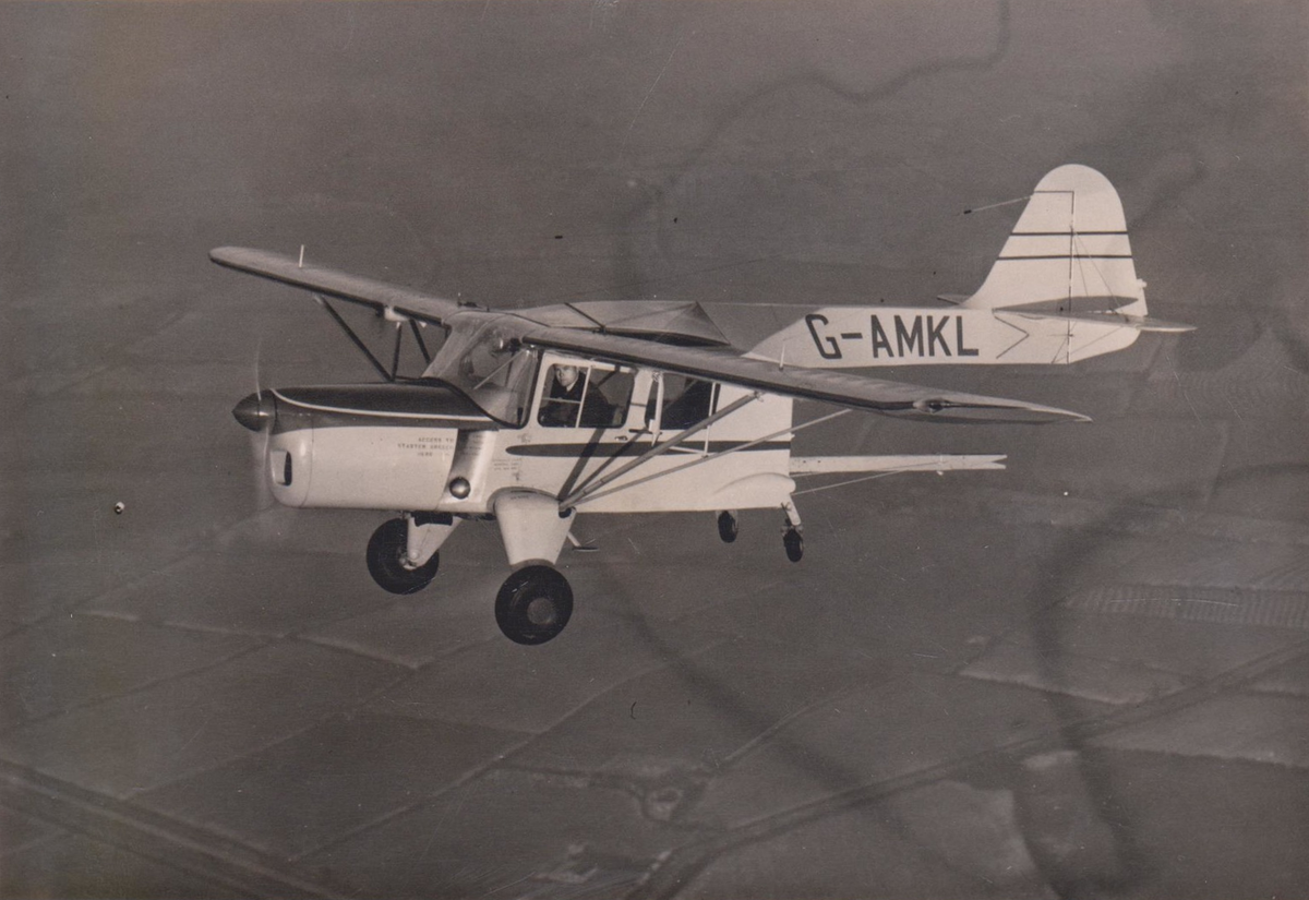 Auster B.4 в полёте. Дверь грузового отсека снята. Фото: Auster Aircraft Ltd.
