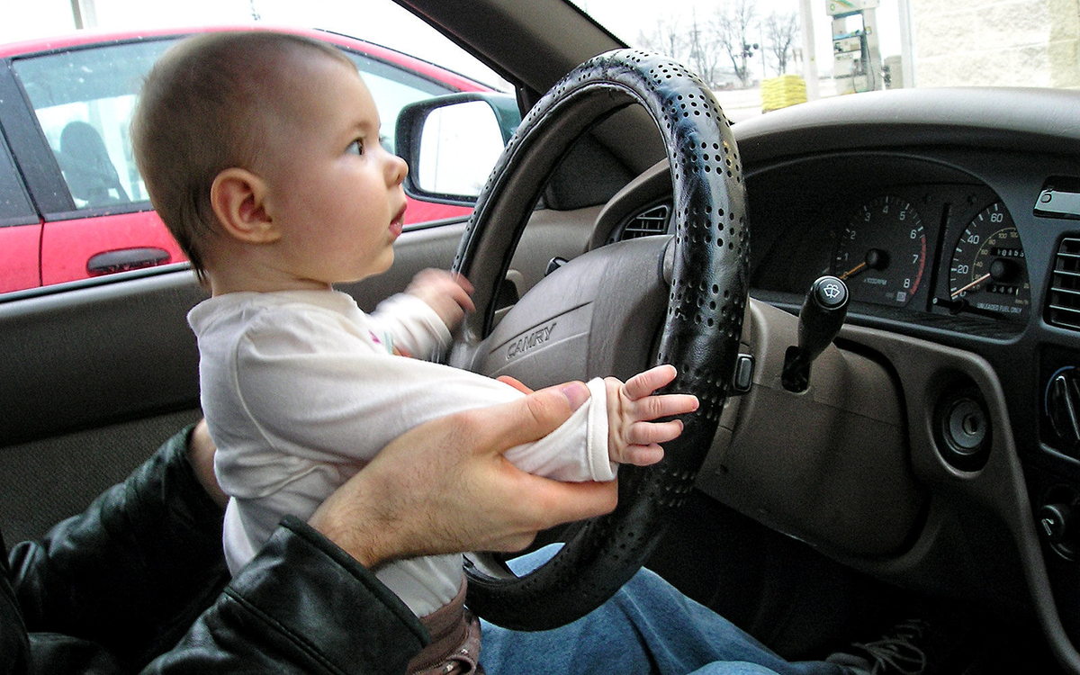 Мальчика папиной машине. Ребенок за рулем. Руль машины. Ребёнок за рулём машины. Автомобиль для детей.