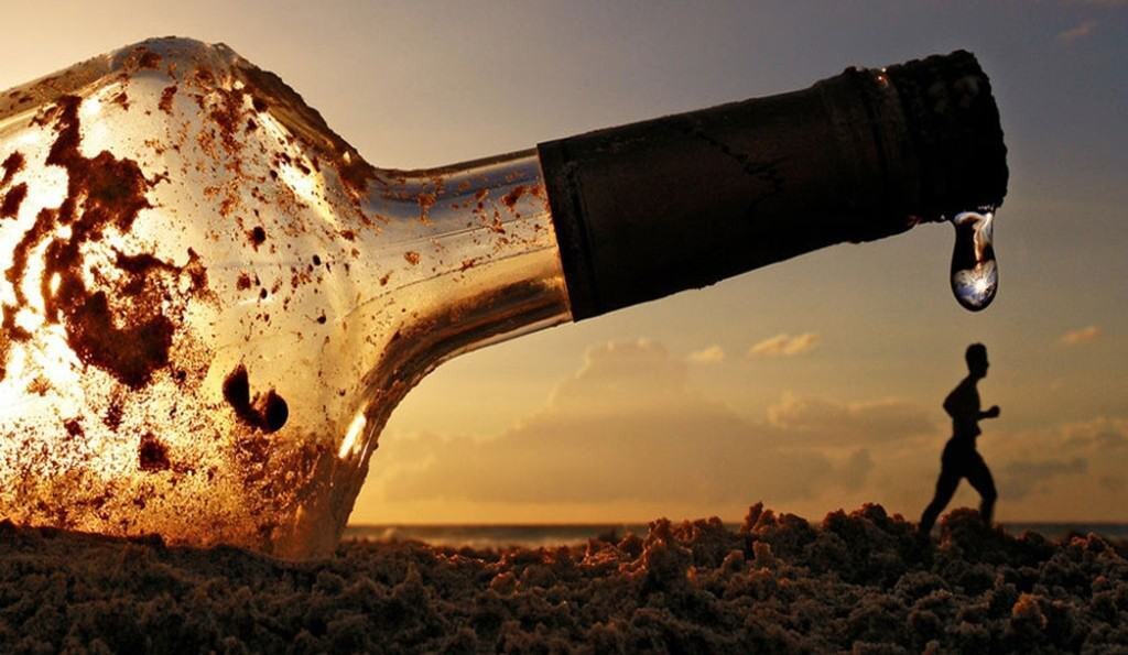 Ответить на вопрос, как бросить пить алкоголь, довольно просто. Сложнее реализовать этот механизм, тем более самостоятельно. Но если вы оказались на этой странице, задались этим вопросом, значит поставили себе цель, а это уже большая часть дела на пути реализации задуманного. В любое время суток вы сможете получить консультацию по лечению алкоголизма в России тел. 8 800 700-50-50
Итак, как бросить пить? Схема выглядит следующим образом:

Понимание причины

Определение мотива

Психологическая работа

Адаптация

Довольно просто, правда? Но это только с первого взгляда. Для реализации просто станет тогда, когда мы разберем каждый пункт, вы поймаете суть, так называемую волну мышления.

Помочь разобраться в любом вопросе, обрести нужный настрой, смягчить моральное напряжение, избавиться от психологической зависимости поможет психолог (психотерапевт).
Или вы посчитаете себя слабохарактерным, если прибегнете к посторонней помощи? Это большое заблуждение, поскольку в решении вопроса об избавлении от зависимости определяющим является не сила воли, не характер человека, а профессионализм в четко определенной области психотерапии.
Вы психиатр-нарколог?

Сила воли заключается в том, чтобы:
1.поставить четкую цель,
2. принять твердое решение,
3. довести дело до конца.

А в вопросах, требующих компетенции, привлечь специалистов. И если вы сами не психотерапевт, то в большинстве случаев отказ от обращения к профессионалу приводит к потере времени, затяжному бросанию и в конце концов к срыву.
Даже если вы решили бросить пить алкоголь самостоятельно, вы можете обратиться к психотерапевту на любой стадии для решения какого-либо одного из вопросов (причина, мотив, расслабление, самооценка, адаптация и т.д.).

Чтобы понять, как бросить пить, нужно понять почему вы пьете

Искоренив причину пьянства, следствие (потребность в спиртном) само собой станет не нужным, не интересным, попросту бессмысленным. Сейчас вас наверняка пугает трезвая перспектива, вы думаете, как бросить пить, чтобы жизнь не стала скучной, не превратилась в существование. А не пьющие люди живут хуже вас?
Людей заставляет пить довольно много самых разнообразных потребностей личности:

Убить время

Чтобы не было скучно

Получить удовольствие

Расслабиться, чувствовать себя комфортно

Снять психологическое напряжение

Забыться, заглушить несчастье

Добавить уверенности в себе (то бишь «для храбрости»)

Удовлетворяя эти потребности при помощи алкоголя, качество жизни резко снижается по сравнению с прошлой трезвой жизнью, не говоря уже о здоровье. В итоге, человек все-равно приходит к вопросу, как бросить пить алкоголь. И самостоятельно это сделать получается далеко не у многих.

Убить время, избавиться от скуки. Наверняка вы обратили внимание, что они выделены первыми причинами. Так оно чаще всего и есть, поговорка «пьют от нечего делать» вполне оправдана. Большую роль в этом играет психологический момент, состояние беспокойства, когда человек одержимо ищет что угодно, лишь бы себя занять. Он просто не знает других занятий кроме алкоголя, когда появляется свободное время. Эта причина наиболее выражена у пивных алкоголиков, поскольку пиво пьется дольше, при этом постоянно заняты руки, рот, внимание.

Удовольствие, расслабление, комфорт. Вы не умеете получать удовольствие от других вещей. Это говорит о том, что в жизни человека вообще нет вещей, которые приносят удовольствие и радость.
Одно из двух, либо его вообще ничего не интересует, это психологическое расстройство, депрессия, либо человек слишком ленив, чтобы заниматься даже теми делами, которые приносят ему положительные эмоции. В 90% случаев основополагающим является все-таки первое.

Психологическое напряжение, стресс, горе. Это основная причина алкоголиков, которые быстро спиваются после какого-то сильного негативного душевного потрясения в жизни. Это также и основная причина систематического употребления людьми, которая живут практически в постоянном стрессе и негативных переживаниях.

Неуверенность в себе. Эта причина встречается гораздо реже остальных, в основном распространена среди молодежи, когда человек только вступает во взрослую жизнь, и найти общий язык со сверстниками, новым обществом, например, в институте, бывает довольно сложно.

Это основные причины пьющих людей, и как вы уже поняли, они все находятся в тесной связи с психологией человека. Поняв это, теперь мы можем перейти к вопросу, как можно бросить пить алкоголь самостоятельно.

Определите основной мотив, чтобы бросить пить алкоголь самостоятельно

Спросите себя, почему вы ищите информацию о том, как бросить пить самостоятельно?
Что заставило об этом задуматься?
Если не смогли найти ответ, закройте глаза и представьте, что вы уже бросили пить алкоголь, как изменилась ваша жизнь?

Что именно стало по-другому?
То, что пришло в голову в первую очередь скорее всего и есть ваш основной мотив.
У каждого он свой, можно выделить часто встречающиеся:

Семья, дети (планирование, ожидание ребенка совершенно не совместимы с алкоголизмом, равно как и маленькие дети, заблуждение думать, что они несмышленые, ничего не видят и не понимают. Понимают! И испытывают большую психологическую травму. Угроза потери семьи также не сравнима со спиртным. Оставшись в одиночестве, человек спивается в разы быстрее, доходит до дна)

Здоровье (хоть эта причина и является самой главной (поражение мозга, сердца, печени, почек), основным мотивом для человека, увы, как правило не является. Исключение составляют лишь те ситуации, когда стоит вопрос между жизнью и смертью. Но нет смысла сетовать, что это печально, ситуация такова, какова она есть)

Карьера (безусловно, перспектива личных достижений, признания человека как специалиста – это очень важно, особенно для мужчины. Для тех, у кого новая ступень карьерной лестницы не за горами, только мешает пьянка, это действенный мотив, тем более, что для работы необходима мозговая активность, а она значительно снижается при употреблении спиртного)

Репутация (как и здоровье, основным мотиватором репутация бывает крайне редко, это связано еще и с тем, что у алкоголиков происходит деградация личности, самоуважение перестает быть ценностью. Но встречаются такие случаи, когда вас настолько затронули, взяли за душу чьи-то слова, или в вашей жизни появился человек, чье мнение о вас для вас крайне важно, за это стоит побороться)

Усталость от пьянок (это моральное истощение, изо дня в день одно и то же, конца края этому не видно. В этом случае человек осознает безысходность ситуации, бессмысленность продолжения такой жизни. Главное, от этой жизни человек уже не испытывает удовлетворения тех потребностей, которые изначально были причиной пьянки)

Важные перемены в жизни (мало распространенный, поскольку это дело случая, однако сильный мотив. Когда случается что-то крайне важное, что меняет жизнь кардинально или ожидается такая перемена. А главное, для вас эта перемена важна, имеет большое значение. Это мощный мотив по двум причинам: ожидание светлого будущего и понимание серого настоящего, явный перевес первого)

Очень важно! Правильно настроиться, сохранить мотивацию, чтобы бросить пить алкоголь самостоятельно.
Как обычно бывает, когда мы решаем бросить пить алкоголь самостоятельно. Сегодня у нас ужасное самочувствие, мы проклинаем вчерашнюю пьянку, полны решимости послать все это подальше и навсегда. Подходящий настрой! Мы поняли, почему начали пить (причину своего пьянства), мы знаем, ради чего нам хочется бросить алкоголь (собственный мотив). Душа ликует и поет, кажется, что мы сможем весь мир перевернуть.
Трезвый образ жизни продолжается несколько дней. Но ничего хорошего он не приносит, потому что не оставляет ощущение, что потеряли жизнь, а не обрели новую, самочувствие не важное, желание выпить преследует, а по вечерам скучно и нечем заняться. Появляются мысли, что можно выпить бутылочку пива для улучшения настроения, это ведь ничем не повредит, раз столько дней продержался, дальше после одной бутылки продержаться не составит труда.
Воодушевление в начале дарит ощущение, что все пройдет легко и гладко. А это далеко не так, поскольку воодушевление сохранится ненадолго. Поэтому необходимо с самого начала настроиться на то, что будет сложно, но только первое время, в период пока вы будете перестраивать свою жизнь на новый лад, адаптироваться.

Психологическая работа до и после того, как бросите пить

Любая зависимость, в том числе и алкогольная, в большей степени психическая, в гораздо меньшей (по мнению самих пьющих, но не медиков) – физическая. Физическая заключается в плохом самочувствии после прекращения употребления (похмелье, абстинентный синдром). Это не зависимость как таковая, просто нежелание терпеть болезненное разбитое состояние. Похмелье довольно легко и быстро снимается.
После того, как бросите пить алкоголь, организм быстро привыкнет к отсутствию этанола и перестроится, физической тяги к алкоголю не будет. Гораздо сложнее обстоит дело с психологической тягой к удовлетворению потребностей по причинам, перечисленным в начале статьи.
Поэтому перед тем, как бросить пить алкоголь, тем более самостоятельно, составьте план работы по борьбе с этими причинами.

Когда вы научитесь удовлетворять свои потребности без алкоголя, пропадает сам смысл в нем, а соответственно и тяга.
Хорошее самочувствие, отличное настроение, свобода от зависимости (а это моральный гнет) быстро, но не сразу конечно, сформирует в вашем сознании программу «антиалкоголь», чтобы не возвращаться к прошлому.

Итак, основных направлений для психологической работы не так много, но у вас могут быть совершенно другие, отличные ото всех:

Избавиться от скуки, найти занятие в свободное время

Научиться расслабляться, получать удовольствие

Снимать психологическое напряжение

Поднимать самооценку, вырабатывать уверенность в себе

Занятия, увлечения. Стоит найти массу других радостей, а поначалу лучше не совместимых с алкоголем, в качестве еще одного стимула, как вы поднимете себе настроение, найдете чем заняться в свободное время, а главное, вам не нужен будет алкоголь, нечего будет им замещать.

Расслабление. Если вы научитесь расслабляться самостоятельно, без помощи каких-либо веществ, вы сделаете себе самый ценный подарок в жизни. Расслабленное состояние дает организму отдохнуть, иначе он быстро изнашивается, дарит отличное самочувствие и настроение, спокойствие и комфорт не только в обществе, но и в одиночестве, повышает умственную способность.
Методов расслабления довольно много: определенные приемы психотерапии, йога, музыка, массаж и т.д. Вы почувствуете, что вам больше незачем гробить здоровье, впустую тратить время на пьянку, терпеть похмелье и прочее. Научится расслабляться необходимо с психологом, который хорошо изучит особенности вашей психики и подберет именно ваши методики расслабления.
Раньше было приятно, будучи нервным и уставшим выпить пива и расслабиться. Но когда вы итак можете это сделать, а после этого спокойны, расслаблены и в хорошем настроении, то зачем пить? Зачем сбивать этот настрой отупляющим опьянением?
Расслабление – это основа основ и для всех остальных причин. Оно дает безмятежность и покой ума, самодостаточность, свободу от эмоций, страхов и переживаний. При умении достичь этого состояния потребность в алкоголе будет постепенно отмирать, вы и без него будете чувствовать себя хорошо.

После того, как вы бросите пить алкоголь, необходима адаптация к новой жизни

Основной труд после того, как человек бросает пить, состоит в привыкании к новому образу жизни. Новым будет многое: Вы, радости жизни, увлечения, привычки, занятие, окружение, ощущения, настроение и прочее. Важно с самого начала понимать, что тяжелое состояние после того, как бросите пить алкоголь, заключается в том, что дискомфорт без алкоголя – это следствие зависимости.

Ведь охватывает паника, если задуматься, что не будет пьяных посиделок в барах, задушевных разговоров о жизни на тему «ты меня уважаешь?», шумных корпоративов с мордобоем, пива под шашлычок, пенной бутылочки под киношку после работы чтобы расслабиться.

Мы настолько привыкаем к этим вещам, образу жизни, что даже представить не получается, чем их можно заменить в трезвой жизни.

Со временем обязательно появятся другие моменты, приносящие удовольствие без выпивки, масса способов развлечься и весело провести время, умение расслабляться трезво. Но это придет не сразу, придется потерпеть. Нужно будет время и какая-то работа над собой.

И напоследок. Часто задают вопрос, стоит ли избегать пьющих людей. Первое время вы постараетесь их избегать, чтобы не сорваться. Дальше вам будет все-равно, поскольку для вас интереса не будет представлять сам алкоголь, люди тут не причем. С товарищами и знакомыми, которые периодически выпивают, скорее всего вы перестанете общаться из-за отсутствия общих интересов. Поэтому сразу будьте готовы к смене окружающих вас людей. 