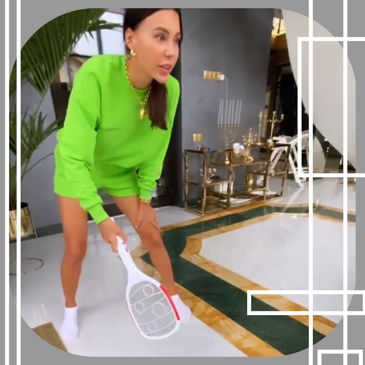 Оксана выглядит как спортсменка на корте