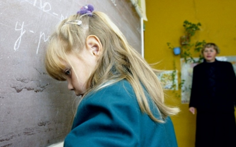 девчонки в школе. буллинг детей в школе. джуно темпл одноклассницы. универ американская школа фильм. фотосессия в классе.