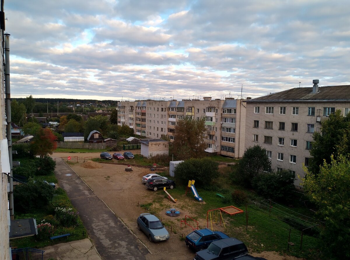 Вдалеке - железная дорога. И нееебоооо!