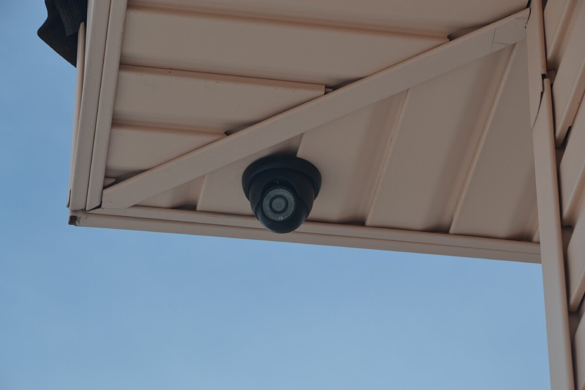 Так выглядит купольные камеры под подшивкой дома. Листайте вправо - там несколько фотографий  @Горбунов Сергей Канал Самостройщика