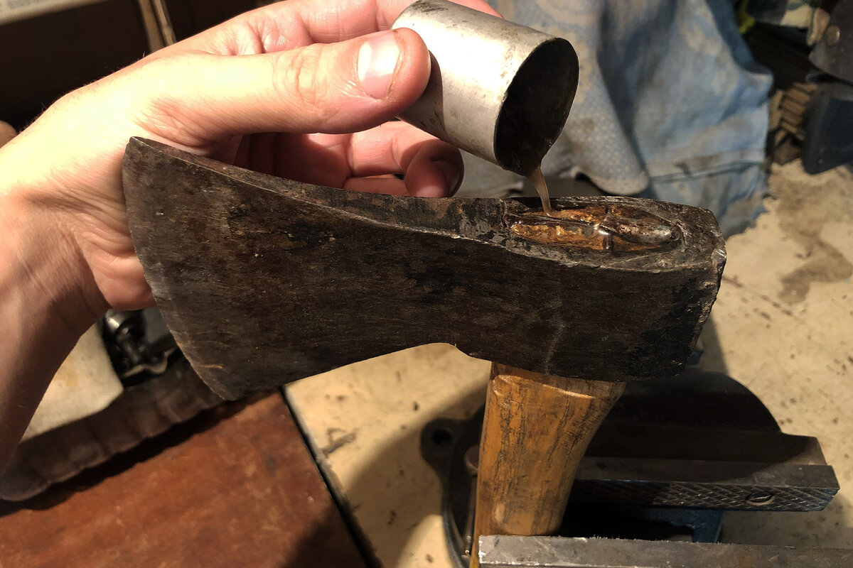 Равномерно заливаем эпоксидную смолу.