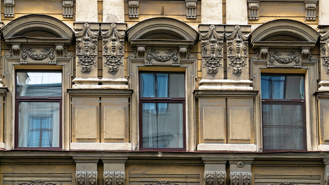 Сандрик в архитектуре это. Сандрик в архитектуре это. Сандрик над окном. Рубинштейна 40 сандрики. Полуциркульный сандрик.