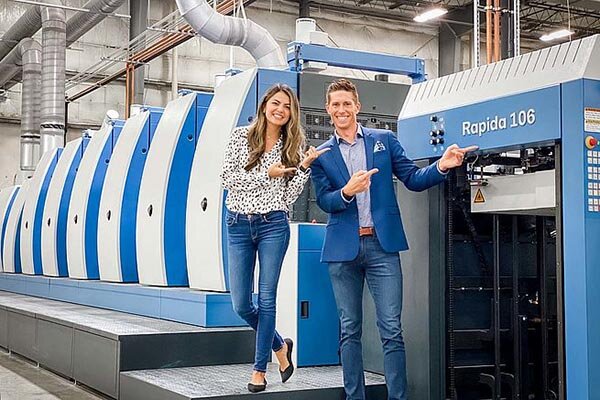 Слева направо: Кристин Ого, главный операционный директор Kenmore; Скотт Эванс, президент / главный исполнительный директор Kenmore; хвалят эффективность, производительность и производительность своего нового пресса Koenig & Bauer Rapida 106 на их предприятии в Ричмонде, штат Вирджиния.