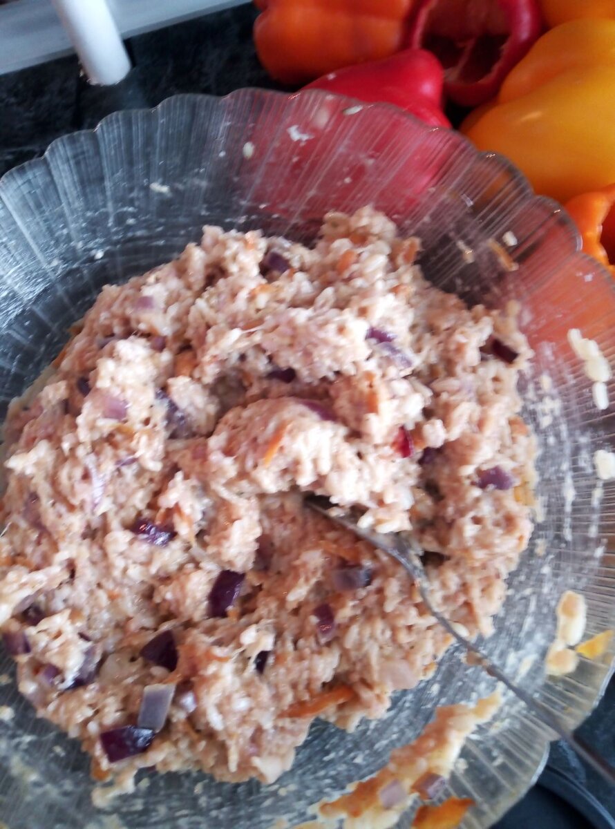 Затем берем перцы, вынимаем сердцевину, промывам водичкой и наполняем фаршем.