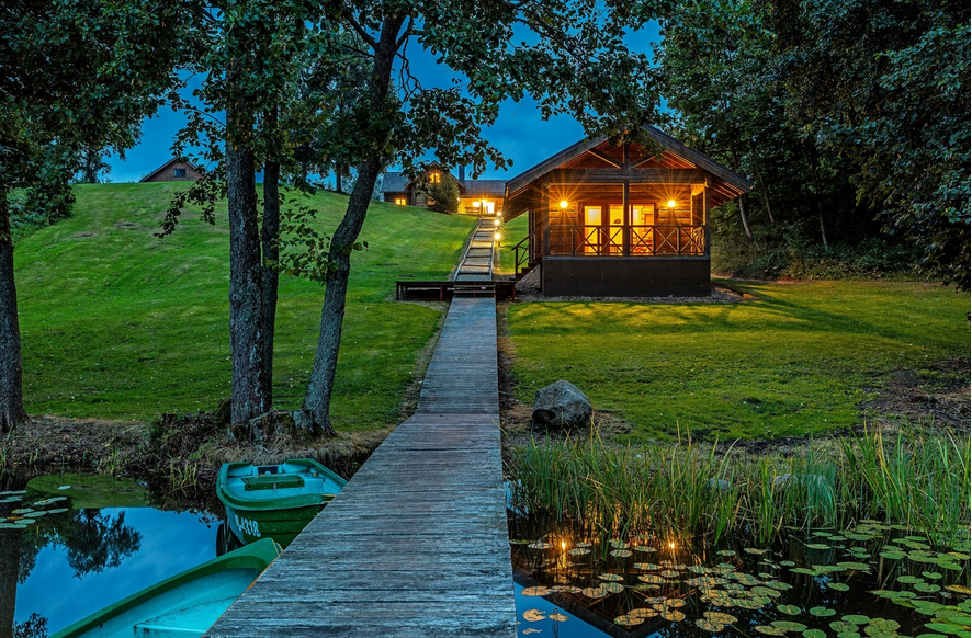 Баня на берегу водоема