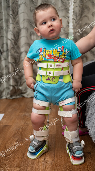 Саша в туторах и корсете