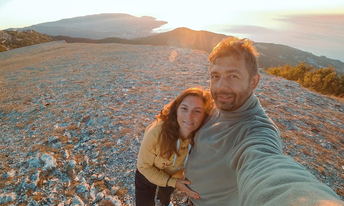 Счастливые мы на рассвете над Ялтой🧡