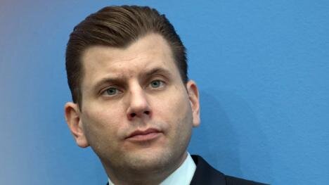 Согласно отчету, давний пресс-секретарь партии и фракции АдГ Кристиан Лют (44 года), как утверждается, говорил о возможности расстрела или убийства мигрантов газом.