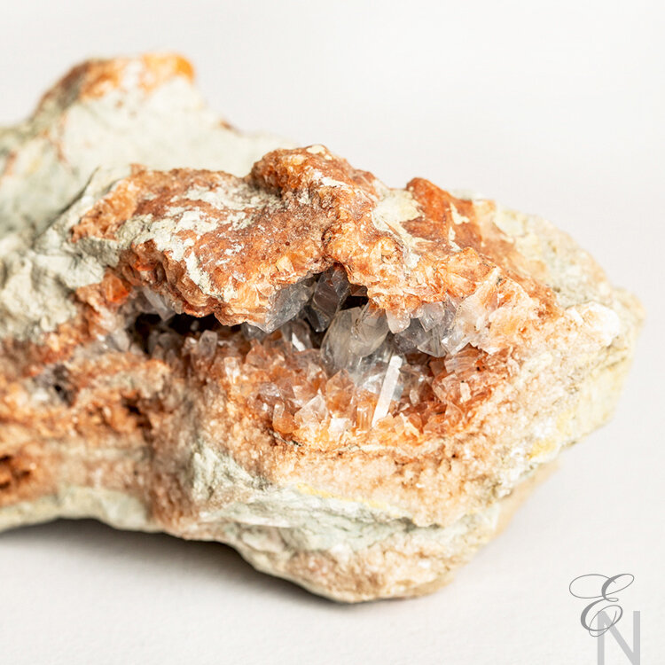 Целестин, кристаллы на породе, Туркменистан. Источник: www.esteticanochi.ru.