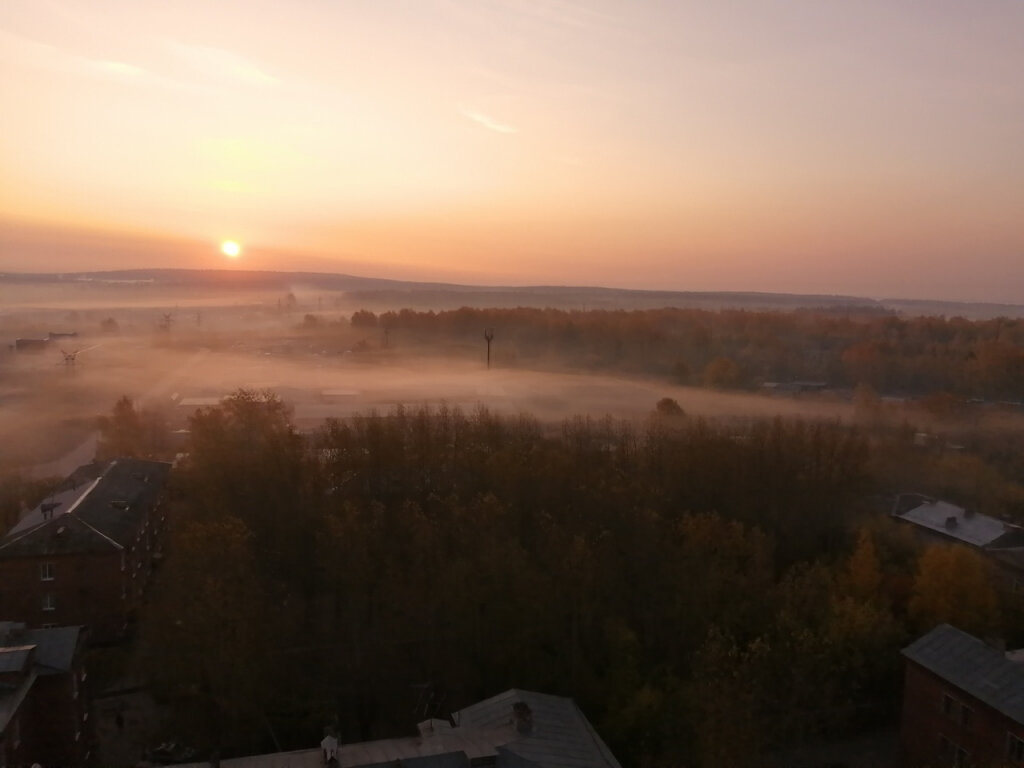 Туман с 14-го этажа на Загарье медленно растекается над домами. Фото Катерины Кравцовой