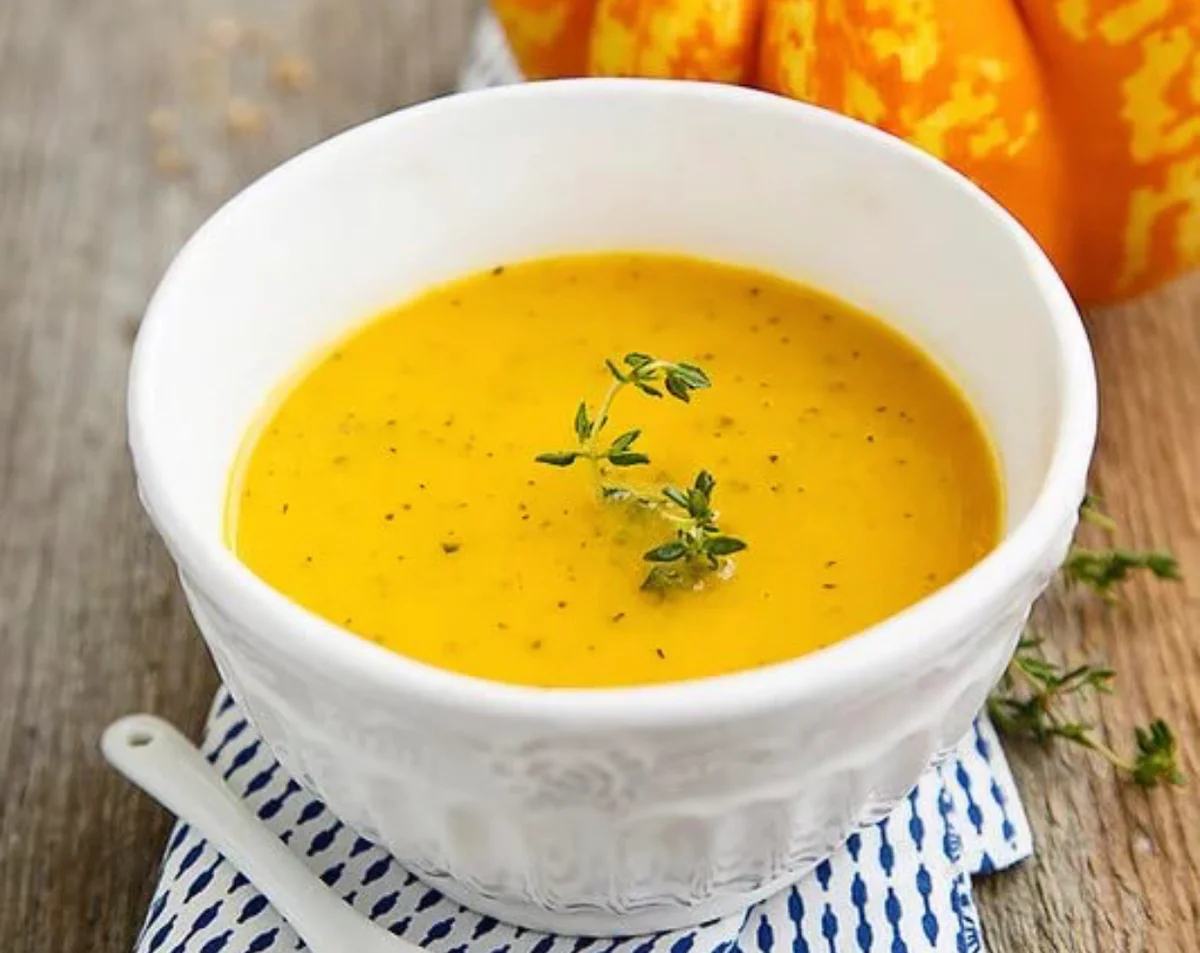 Тыквенный суп в горшочке. Тыквенный крем-суп со сливками. Тыквенный крем-суп со сливками. Суп пюре из тыквы. Суп пюре из печеной тыквы.