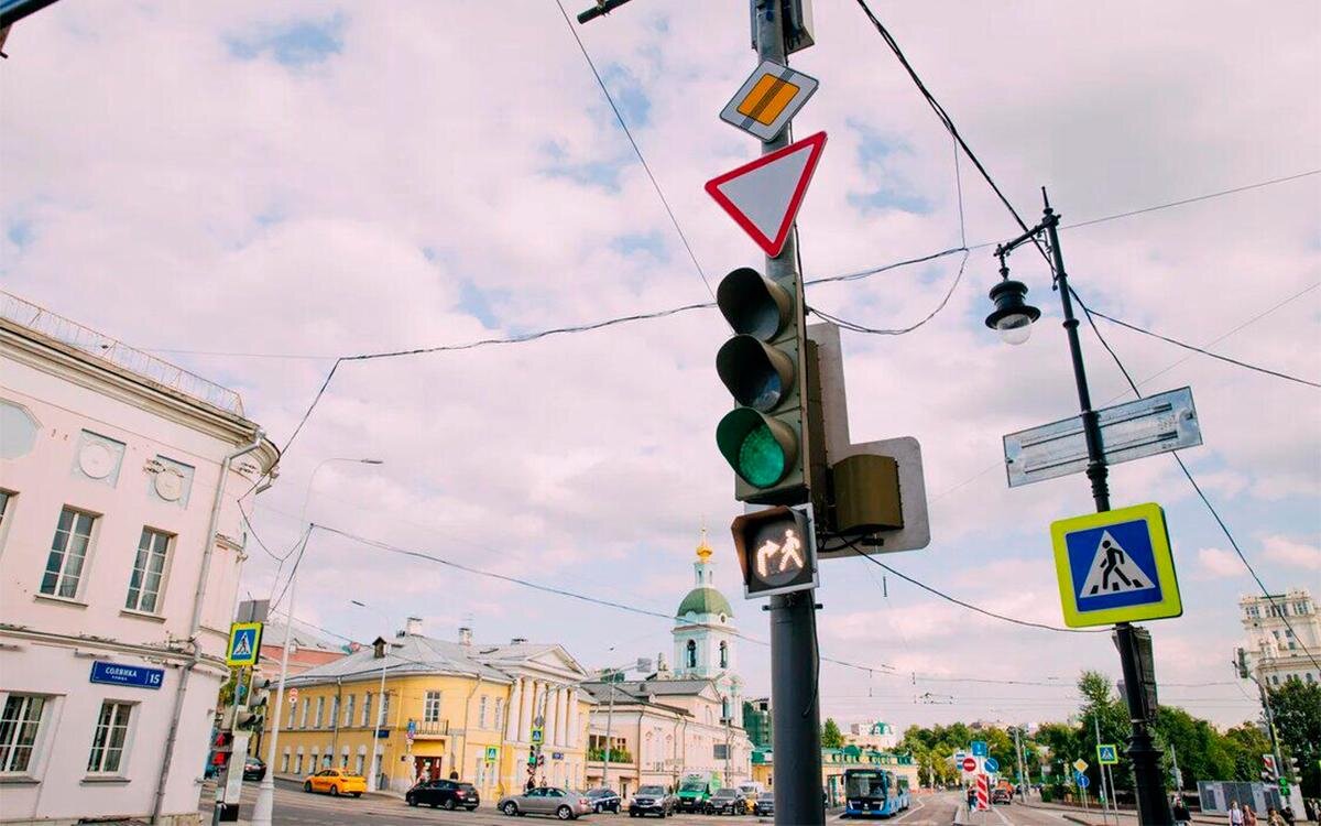 В Москве появились новые светофоры для одновременного движения людей и машин  | Somanyhorses | Дзен