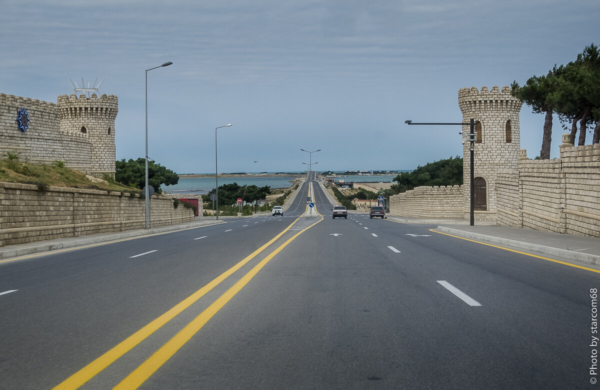 Так или иначе, мы с Белкой по роскошному шоссе с идеальным асфальтовым покрытием как на крыльях спустился к Апшеронскому проливу. День выдался пасмурным, раскрашивая фотографии в причудливые цвета сквозь дымку и стирая тени.