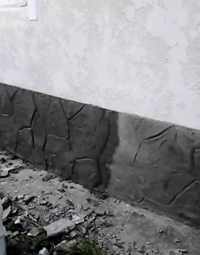 Монтаж цоколя из цементно-песчанной смеси