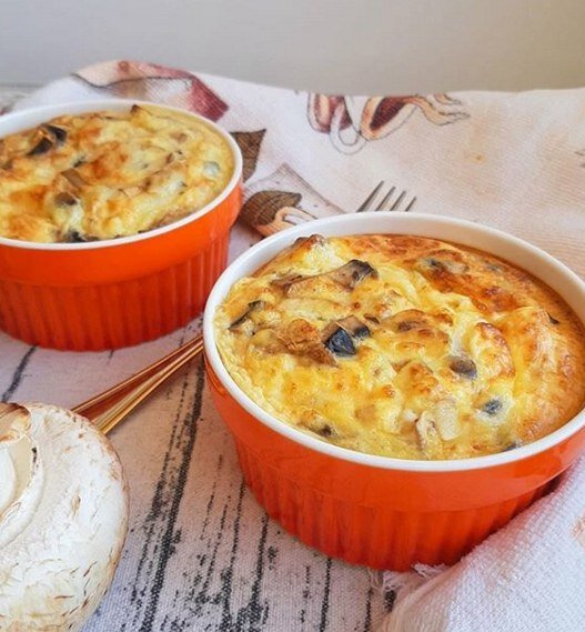 🕘Приготовление 10 минут+выпекание

🍳Ингредиенты на 1 порцию

⚜️2 яйца 
⚜️70 грамм шампиньонов 
⚜️1 ст.л сметаны 
⚜️Щепотка соли 
⚜️40 грамм сыра твердого 

🍳Приготовление

Грибы порезать, обжарить и остудить. 
Яйца с солью и сметаной взбить. 
Добавить туда грибы и натертый на крупной терке сыр. 
Выложить в форму и запекать в духовке 25 минут до зарумянивания.