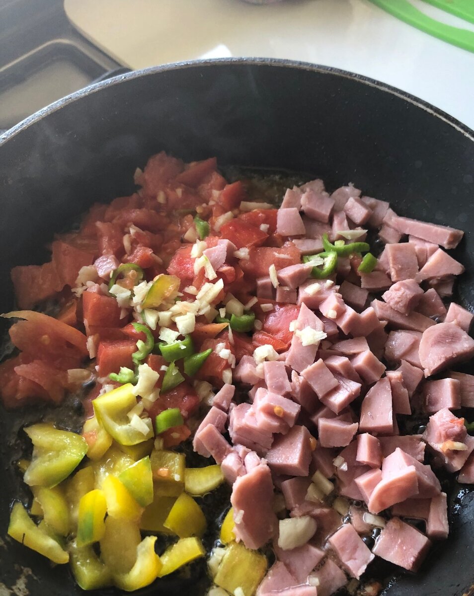 Яичница с овощами и ветчиной