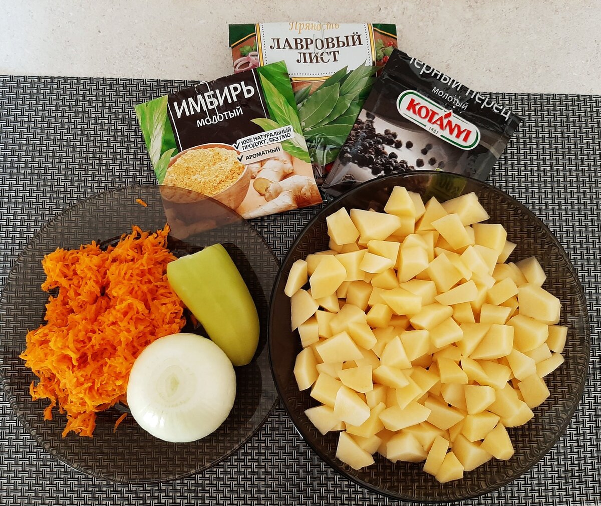 Морковь уже обжарена в сливочном масле