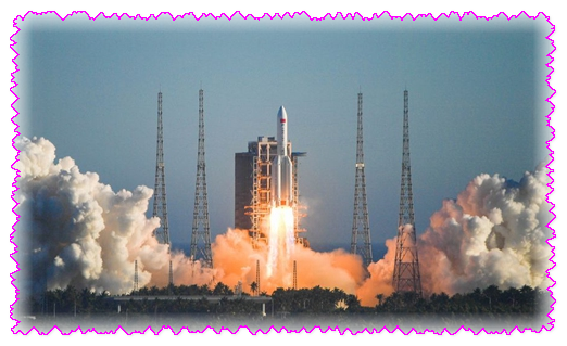 Новая большая китайская ракета-носитель Long March-5B стартует с космодрома Вэньчан в провинции Хайнань на юге Китая, 5 мая 2020 года. 