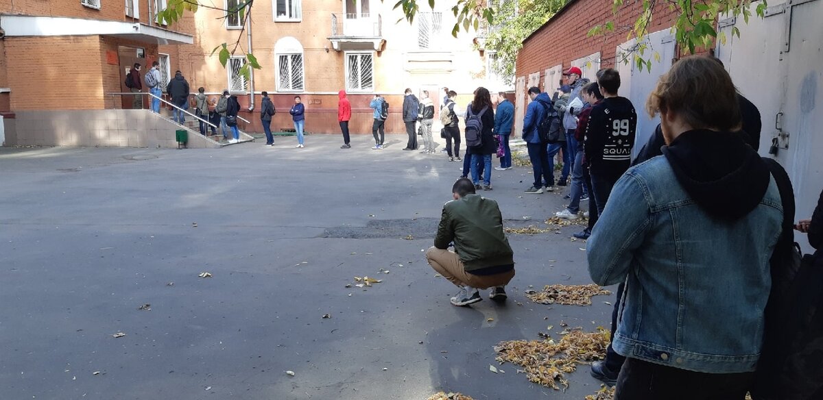 Очередь за 15 минут до открытия военкомата