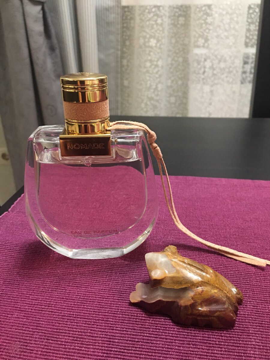 Форма флакона напоминает одну из сумочек дома - модель Дрю