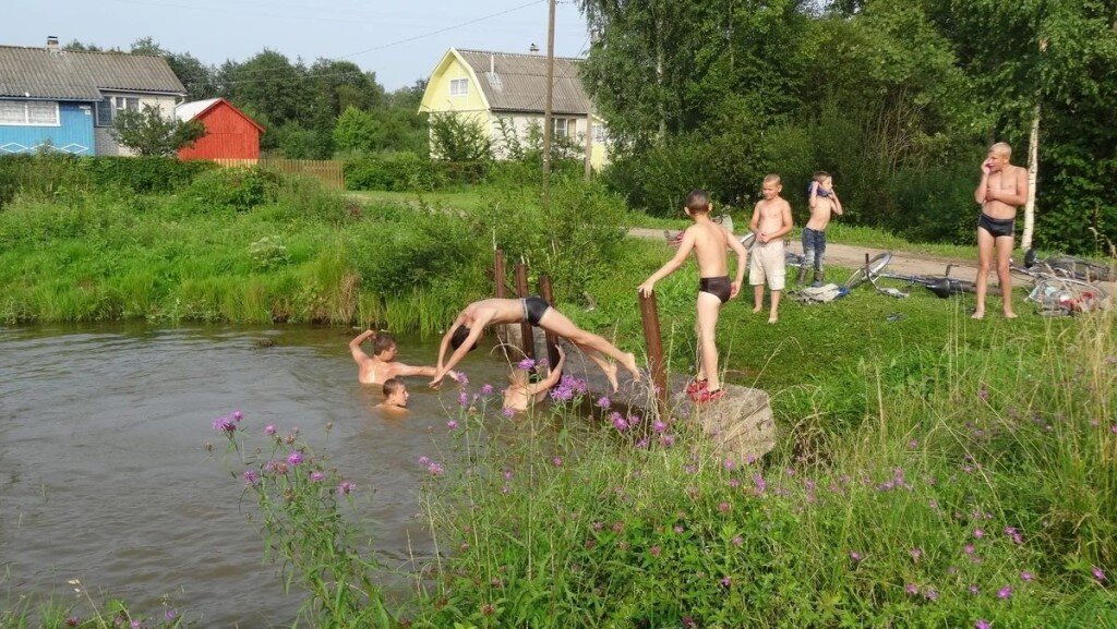 Купание в реке в деревне