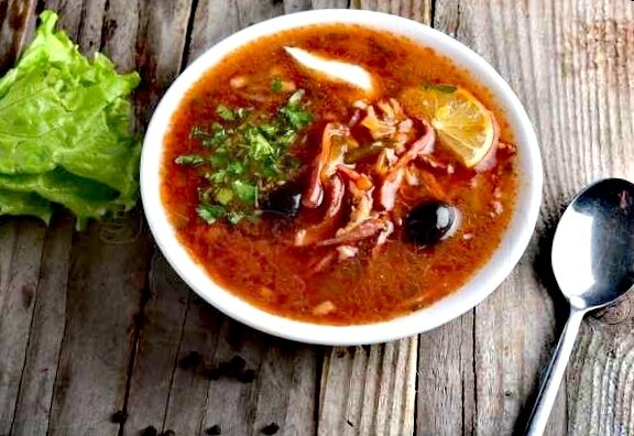 Наконец-то получилось вкуснее ресторанной!

Все мы с самого детства знаем, что первые блюда — залог слаженной работы органов желудочно-кишечного тракта. Поэтому заботливые родители так стараются в обеденное время накормить свое чадо супом. К сожалению, эти попытки очень часто заканчиваются скандалом, да и не каждый взрослый человек может сесть и с удовольствием съесть тарелку жидкого блюда.

Если вы хотите привить своим родным любовь к первым блюдам, рекомендуем время от времени баловать их наваристой солянкой. Кажется, этот легендарный суп будут уплетать за обе щеки даже самые переборчивые едоки. Мы предлагаем вашему вниманию три самых удачных рецепта домашней солянки. Готовьте и наслаждайтесь!