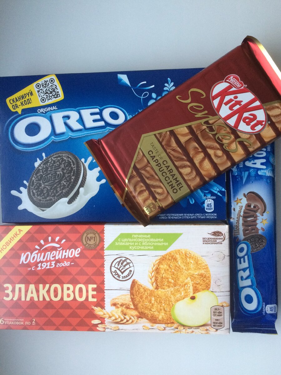 Вот такие продукты питания в кондитерском отделе сети магазинов "Пятерочка" я приобрела сегодня по отличным скидкам: цельнозерновое печенье со злаками и кусочками яблока торговой марки "Юбилейное", микс белого и молочного шоколада с хрустящей вафлей со вкусом капучино и карамели торговой марки KitKat Senses, печенье с какао и ванильной начинкой /  шоколадной начинкой торговой марки Oreo