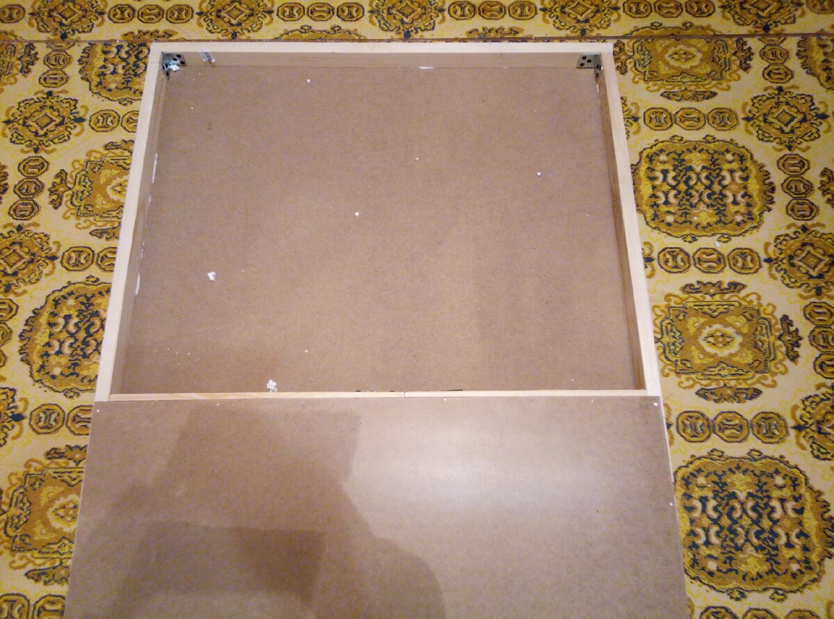 Осталось положить пенопласт и закрыть оргалитом. Кстати, листы оргалита вверху, я дополнительно зафиксировала герметиком.