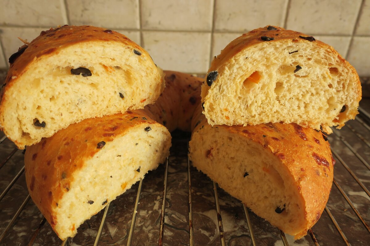 Итальянский хлеб рецепты. Чиамбелла хлеб. Хлеб в Италии. Хлебобулочные изделия Италии. Хлеб с жареным луком.