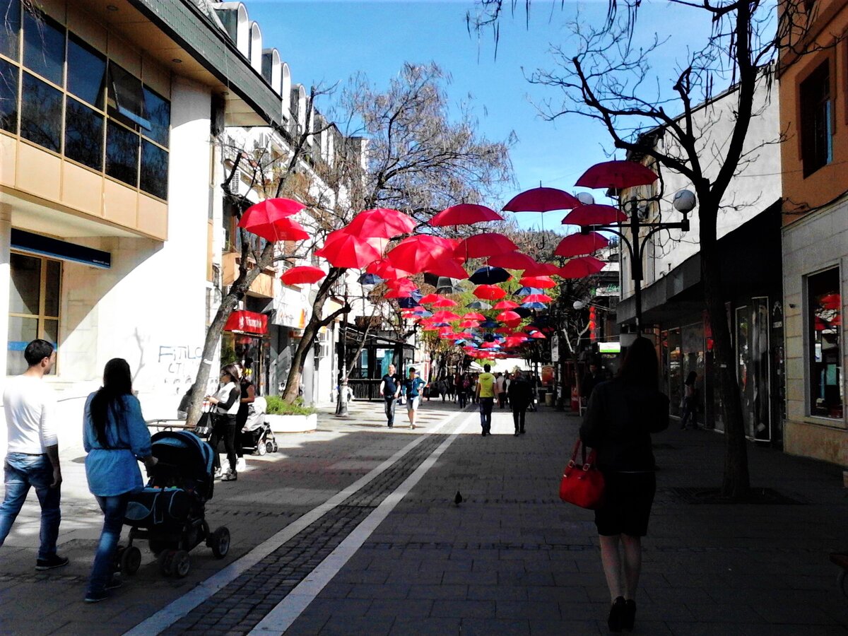 Аллея с зонтиками в Благоевграде. Почти как во Франции.