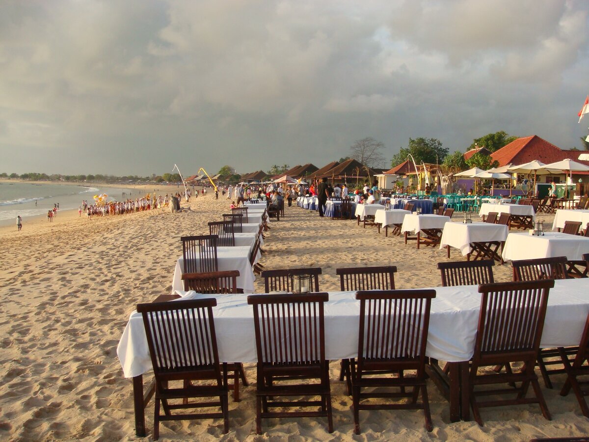 Остров Бали Джимбаран. Джимбаран пляж. Jimbaran Beach Бали. Джимбаран Бали пляж кафе.