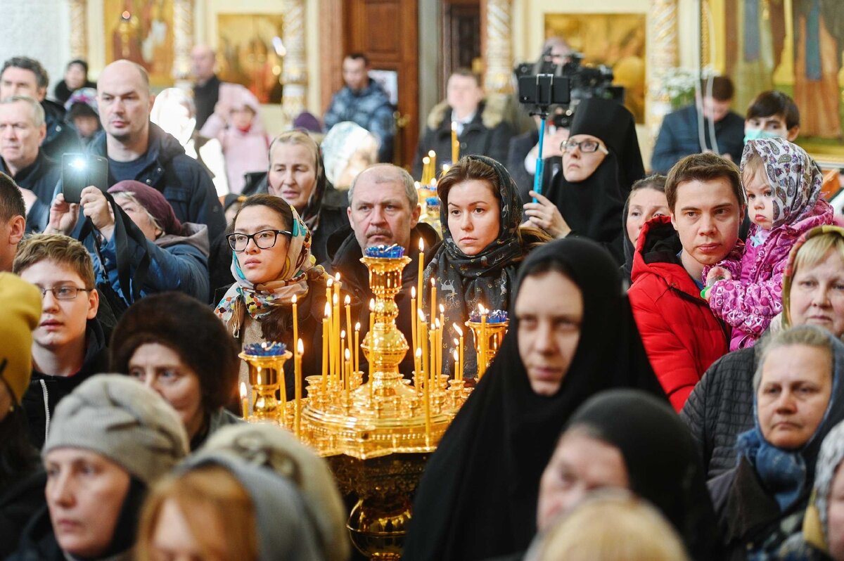 Молитва в храме, как целительный бальзам для души – и спасает, и заряжает, и внутренне укрепляет … Источник: https://foto.patriarchia.ru/news/patriarshee-sluzhenie-v-krestopoklonnuyu-nedelyu-v-khrame-blgv-kn-igorya-chernigovskogo-v-peredelkine-g-moskvy-2020-03-22/