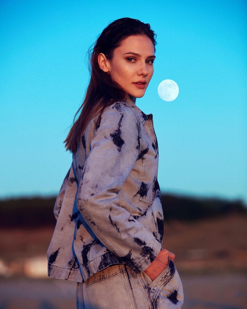 https://www.instagram.com/alinaboz/