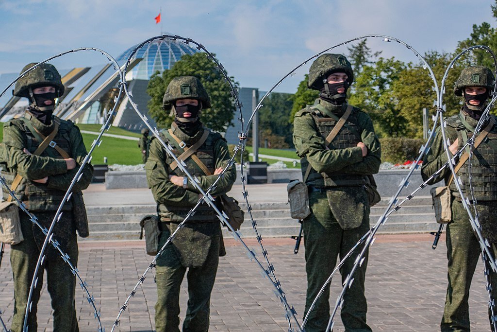 Несовершеннолетние курсанты военного училища в оцеплении на разгоне митинга в Минске, фото из открытых источников