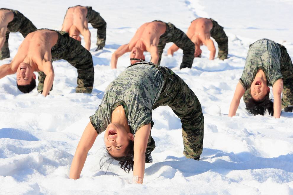 Девушка закаляется