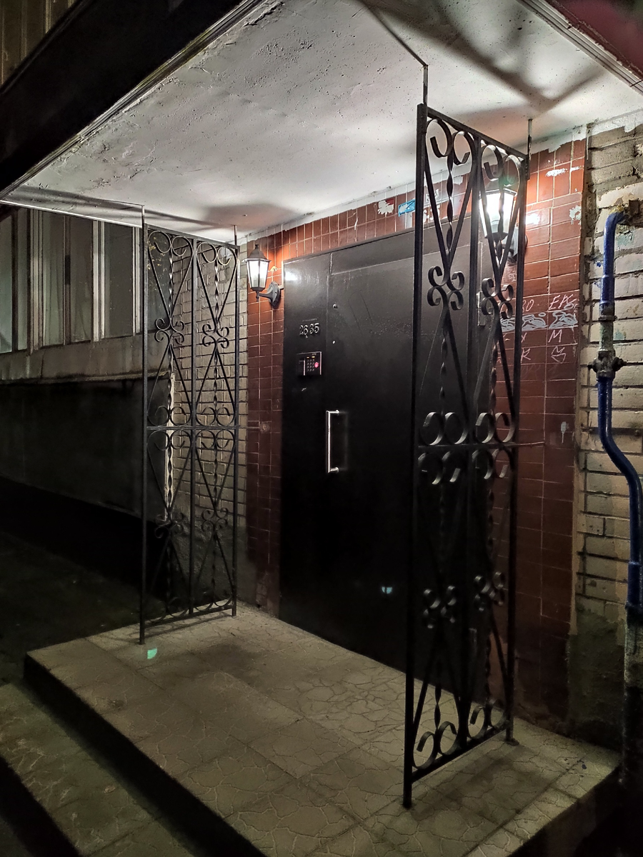 Подъезд одного из домов в г. Приозерск (обратите внимание на решетку и фонарики)