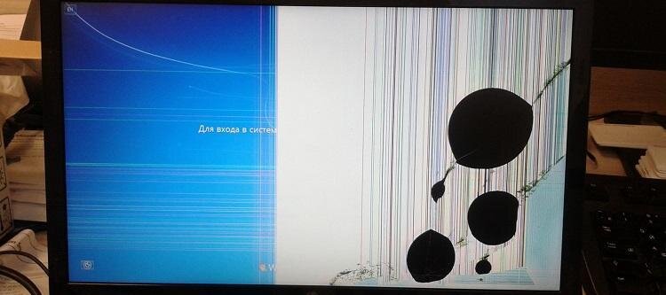 Почему появилось пятно на экране. Черные пятна на экране ноутбука. Чёрное пятно на экране монитора. На мониторе появились пятна. На мониторе появились черные пятна.